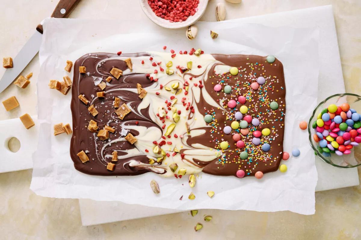 Bruchschokolade, aus der Kategorie . Zubereitungsmethode Backen. Das fertige Gericht schön angerichtet und fotografiert aus Vogelperspektive (Food Fotografie). Serviervorschlag, Original Tiptopf Rezept, aus dem bekanntesten Kochbuch der Schweiz
