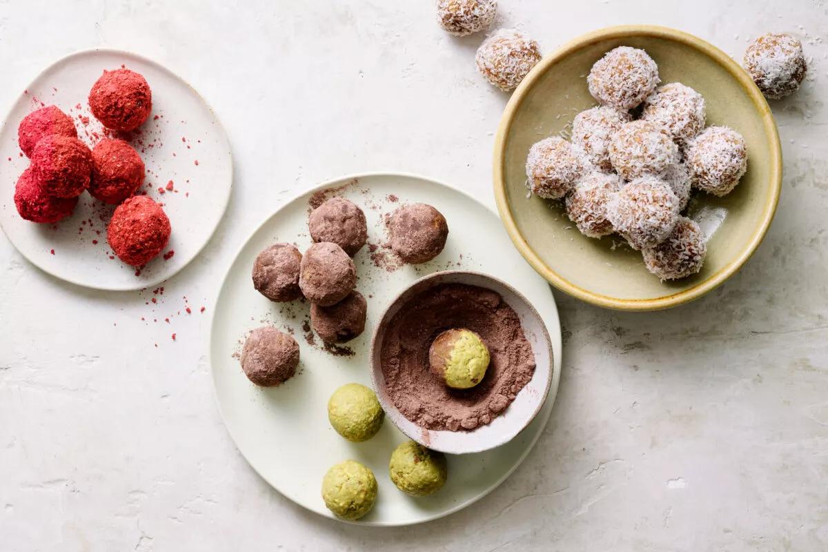 Energyballs, aus der Kategorie . Zubereitungsmethode keine. Das fertige Gericht schön angerichtet und fotografiert aus Vogelperspektive (Food Fotografie). Serviervorschlag, Original Tiptopf Rezept, aus dem bekanntesten Kochbuch der Schweiz