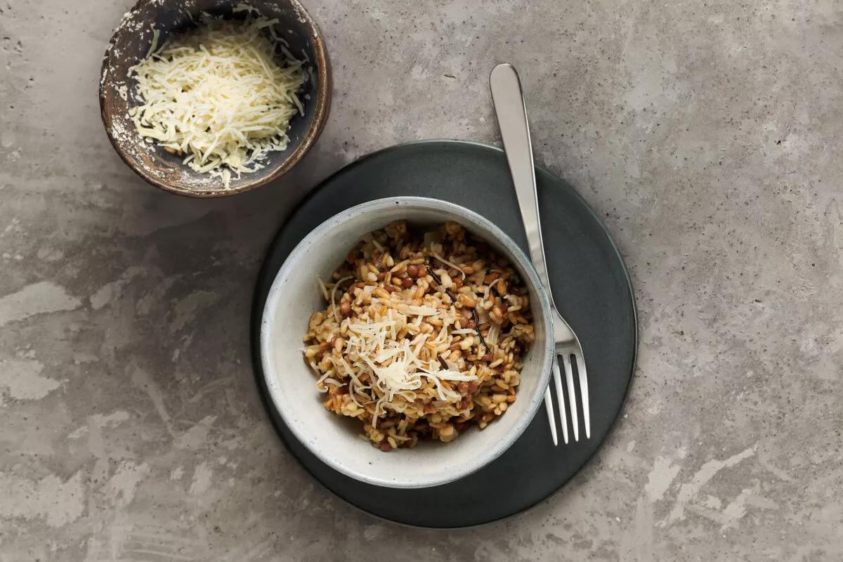 Kornotto aus der Kategorie Getreide. Das fertige Gericht schön angerichtet und fotografiert aus Vogelperspektive (Food Fotografie). Serviervorschlag, Original Tiptopf Rezept, aus dem bekanntesten Kochbuch der Schweiz