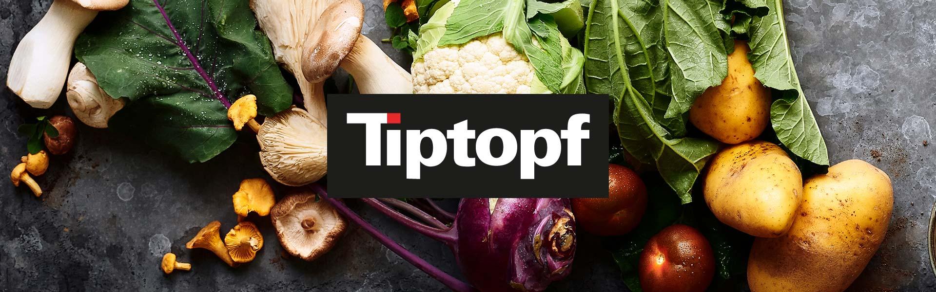 Frisch gewaschenes Gemüse, Kohlblätter, Kartoffeln, Blumenkohl und verschiedene Pilze. Mit Logo „Tiptopf“