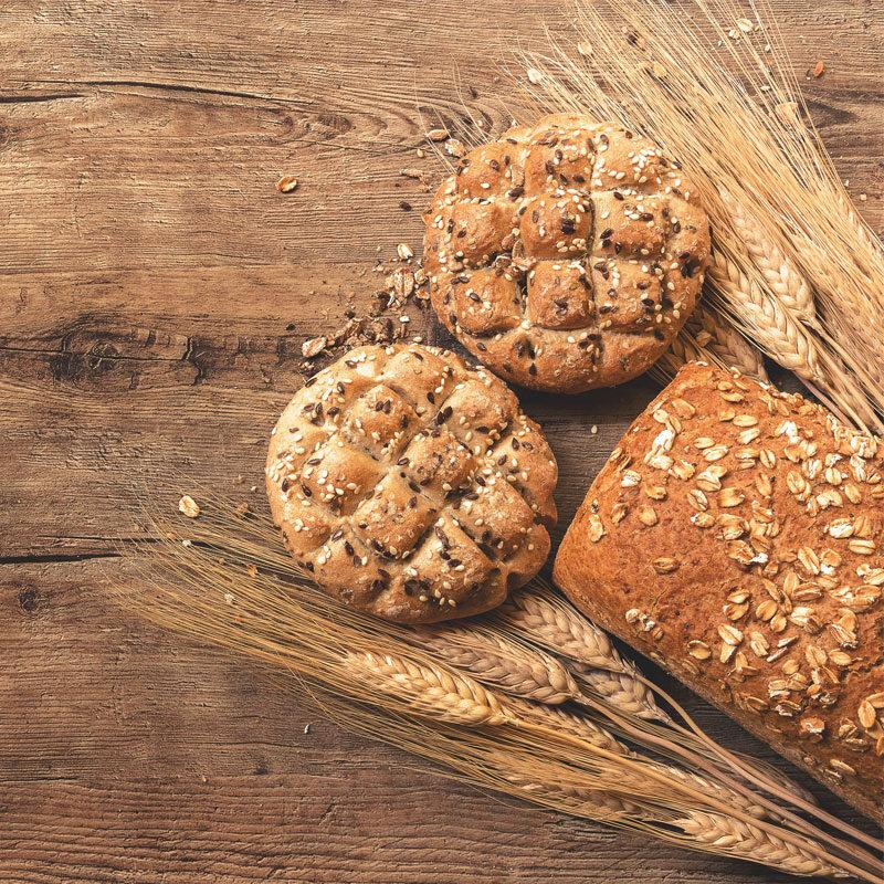 Körner-Brot und -Brötchen zwischen Getreideähren