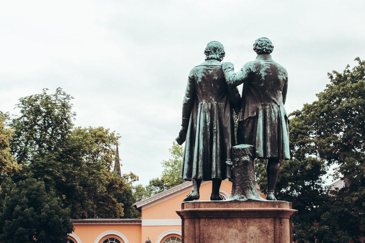 Berühmte Skulptur von Goethe und Schiller in Weimar, Rückansicht