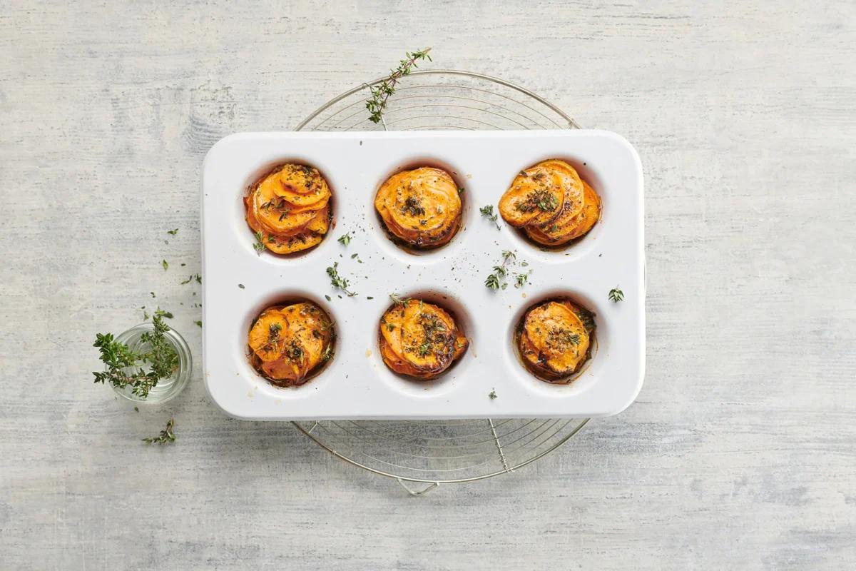 Süsskartoffelküchlein aus der Kategorie Kartoffeln & Süsskartoffeln. Das fertige Gericht schön angerichtet und fotografiert aus Vogelperspektive (Food Fotografie). Serviervorschlag, Original Tiptopf Rezept, aus dem bekanntesten Kochbuch der Schweiz