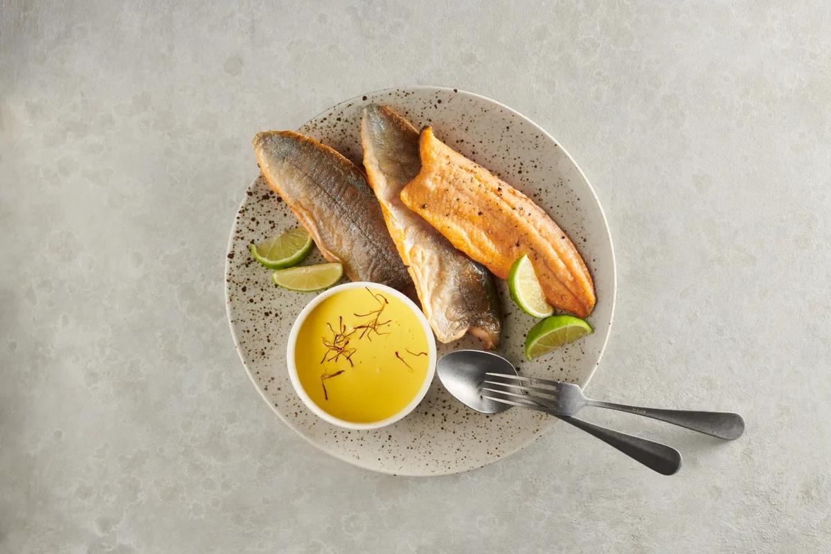 Gebratene Fischfilets, aus der Kategorie . Zubereitungsmethode Braten. Das fertige Gericht schön angerichtet und fotografiert aus Vogelperspektive (Food Fotografie). Serviervorschlag, Original Tiptopf Rezept, aus dem bekanntesten Kochbuch der Schweiz