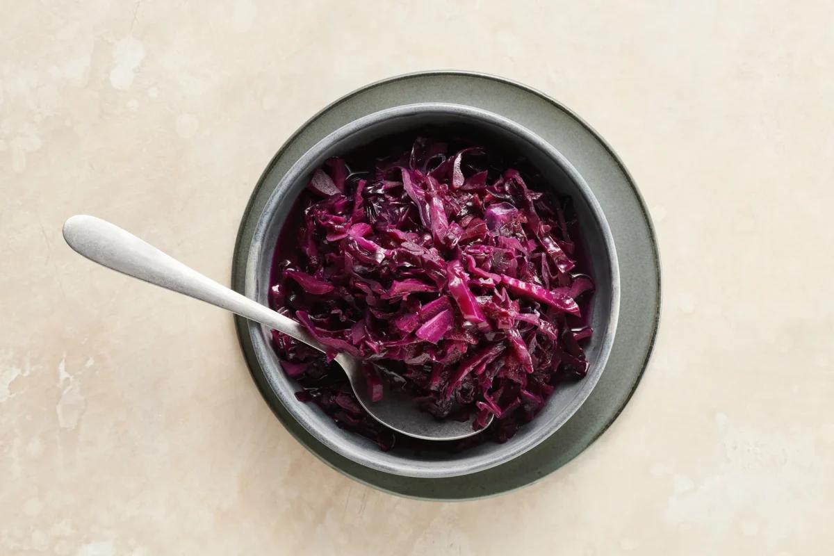 Rotkabis, aus der Kategorie . Zubereitungsmethode Dünsten. Das fertige Gericht schön angerichtet und fotografiert aus Vogelperspektive (Food Fotografie). Serviervorschlag, Original Tiptopf Rezept, aus dem bekanntesten Kochbuch der Schweiz