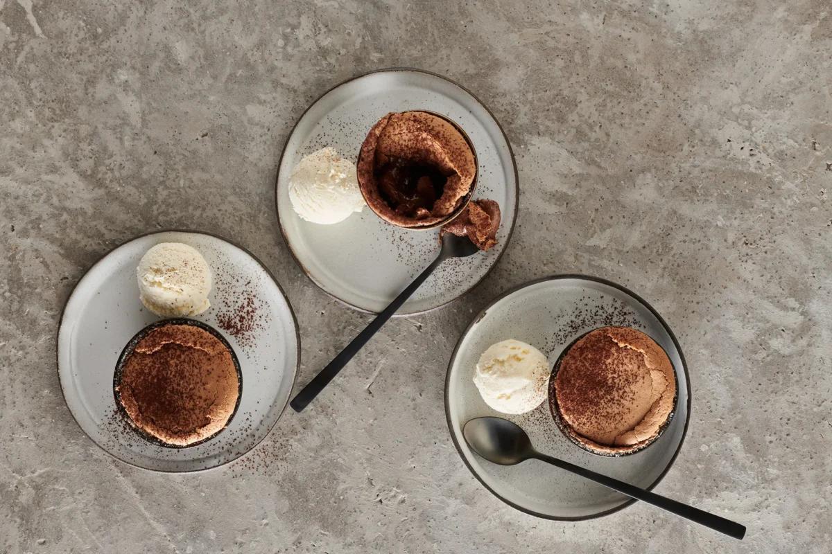 Schokoladenküchlein aus der Kategorie Gebäck süss. Das fertige Gericht schön angerichtet und fotografiert aus Vogelperspektive (Food Fotografie). Serviervorschlag, Original Tiptopf Rezept, aus dem bekanntesten Kochbuch der Schweiz