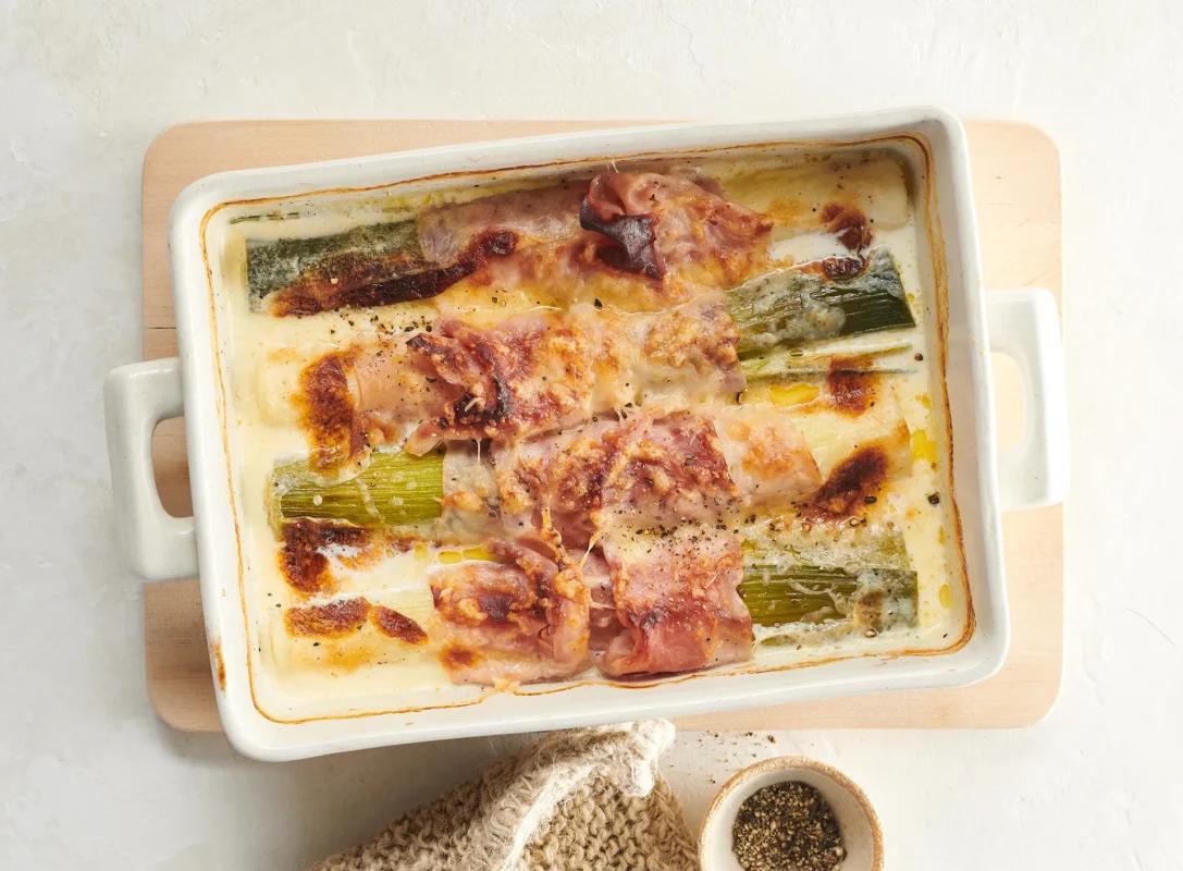 Lauchrollen mit Schinken, aus der Kategorie . Zubereitungsmethode Backen. Das fertige Gericht schön angerichtet und fotografiert aus Vogelperspektive (Food Fotografie). Serviervorschlag, Original Tiptopf Rezept, aus dem bekanntesten Kochbuch der Schweiz