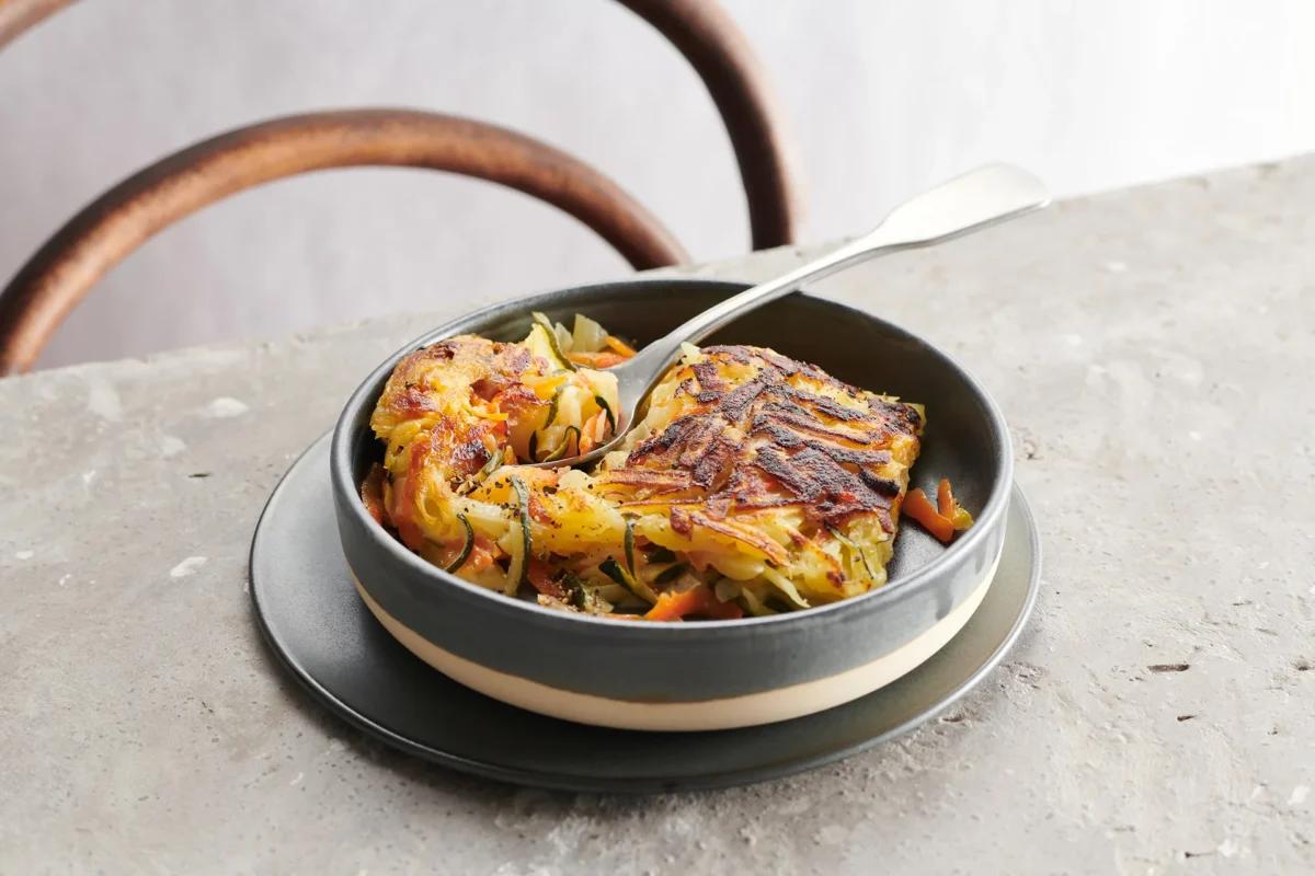 Kartoffel-Gemüse-Rösti aus der Kategorie Kartoffeln & Süsskartoffeln. Das fertige Gericht schön angerichtet und fotografiert aus Vogelperspektive (Food Fotografie). Serviervorschlag, Original Tiptopf Rezept, aus dem bekanntesten Kochbuch der Schweiz