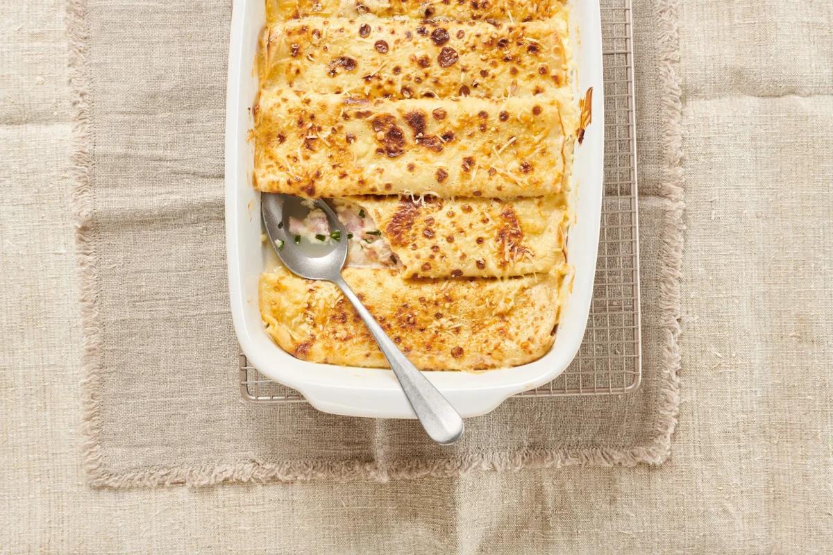 Überbackene Omeletten, aus der Kategorie . Zubereitungsmethode Angerührter Teig. Das fertige Gericht schön angerichtet und fotografiert aus Vogelperspektive (Food Fotografie). Serviervorschlag, Original Tiptopf Rezept, aus dem bekanntesten Kochbuch der Schweiz