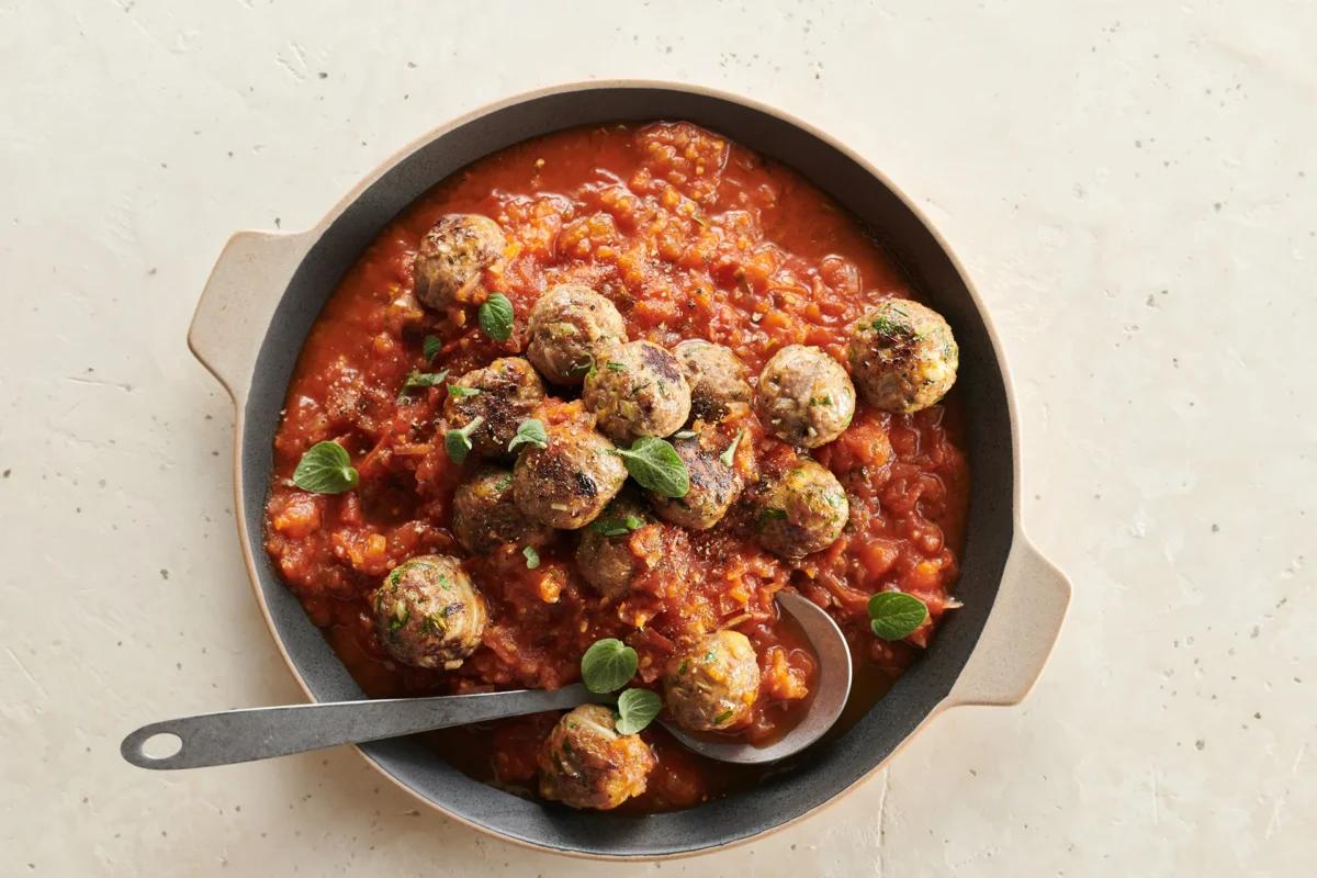Hackbällchen an Tomatensauce aus der Kategorie Fleisch & Fisch. Das fertige Gericht schön angerichtet und fotografiert aus Vogelperspektive (Food Fotografie). Serviervorschlag, Original Tiptopf Rezept, aus dem bekanntesten Kochbuch der Schweiz