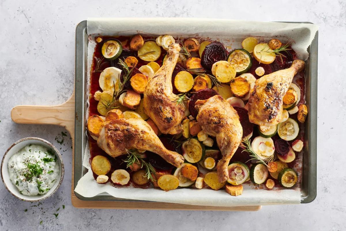 Poulet mit Gemüse vom Blech aus der Kategorie Fleisch &amp; Fisch. Das fertige Gericht schön angerichtet und fotografiert aus Vogelperspektive (Food Fotografie). Serviervorschlag, Original Tiptopf Rezept, aus dem bekanntesten Kochbuch der Schweiz