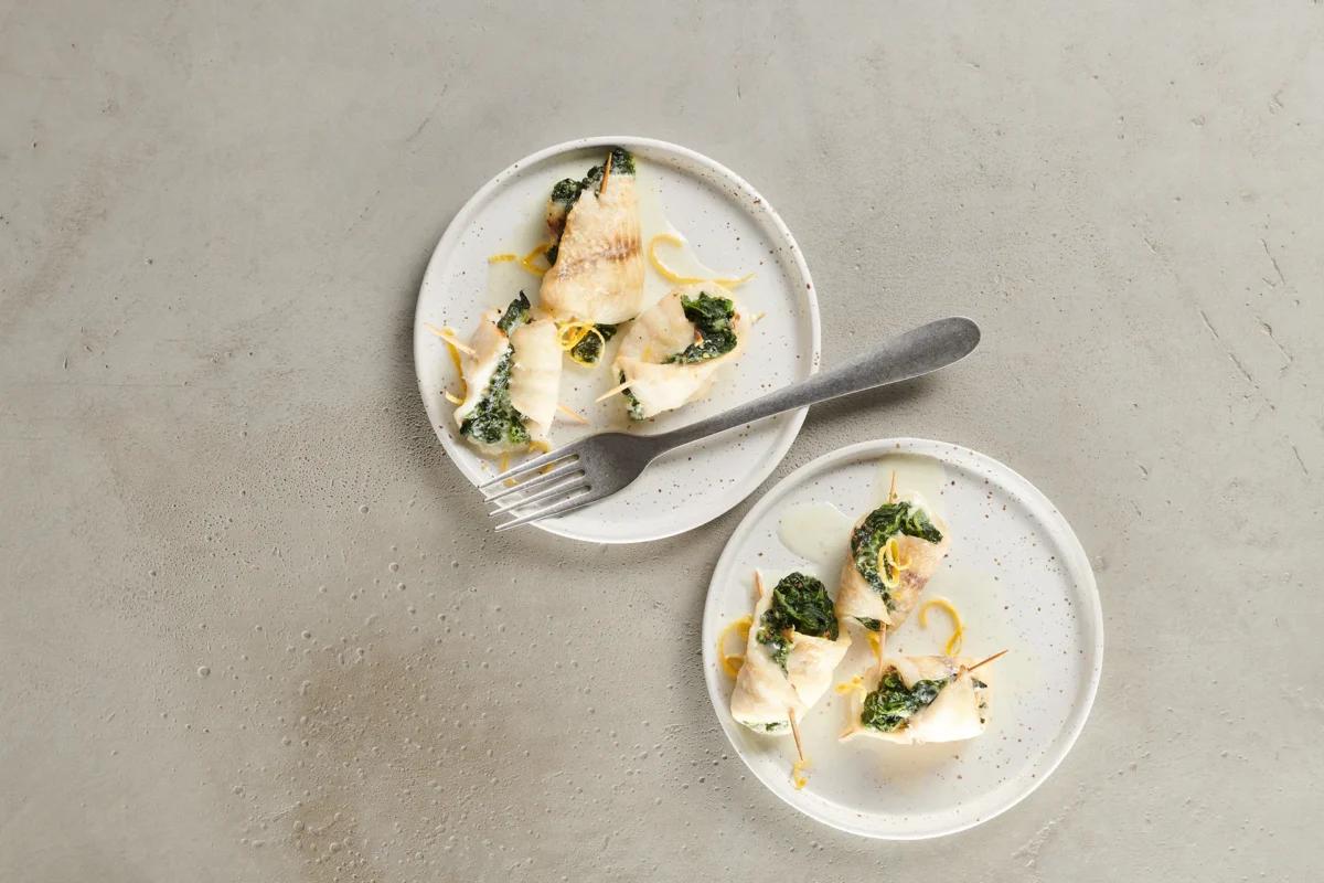 Fischröllchen mit Spinat aus der Kategorie Fleisch &amp; Fisch. Zubereitungsmethode Backen. Das fertige Gericht schön angerichtet und fotografiert aus Vogelperspektive (Food Fotografie). Serviervorschlag, Original Tiptopf Rezept, aus dem bekanntesten Kochbuch der Schweiz