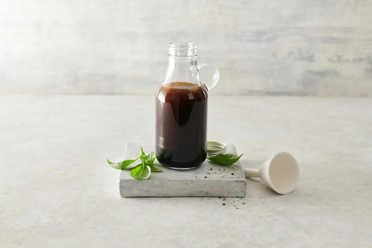 Italienische Salatsauce aus der Kategorie Salate. Das fertige Gericht schön angerichtet und fotografiert aus Vogelperspektive (Food Fotografie). Serviervorschlag, Original Tiptopf Rezept, aus dem bekanntesten Kochbuch der Schweiz