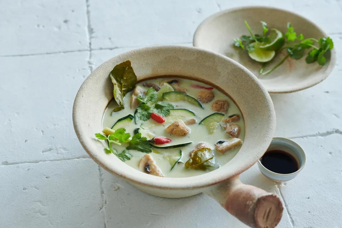 Kokossuppe, aus der Kategorie . Zubereitungsmethode Sieden. Das fertige Gericht schön angerichtet und fotografiert aus Vogelperspektive (Food Fotografie). Serviervorschlag, Original Tiptopf Rezept, aus dem bekanntesten Kochbuch der Schweiz