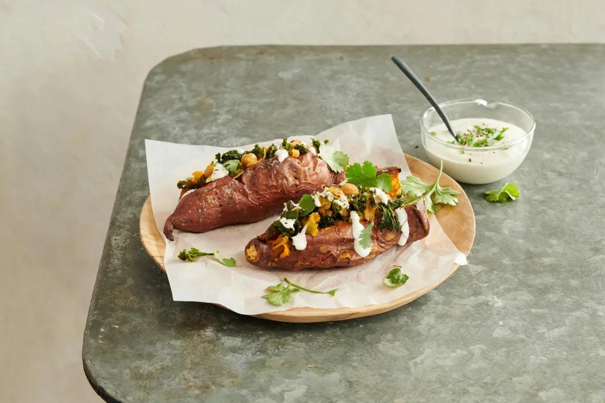 Gefüllte Süsskartoffeln aus der Kategorie Kartoffeln & Süsskartoffeln. Das fertige Gericht schön angerichtet und fotografiert aus Vogelperspektive (Food Fotografie). Serviervorschlag, Original Tiptopf Rezept, aus dem bekanntesten Kochbuch der Schweiz