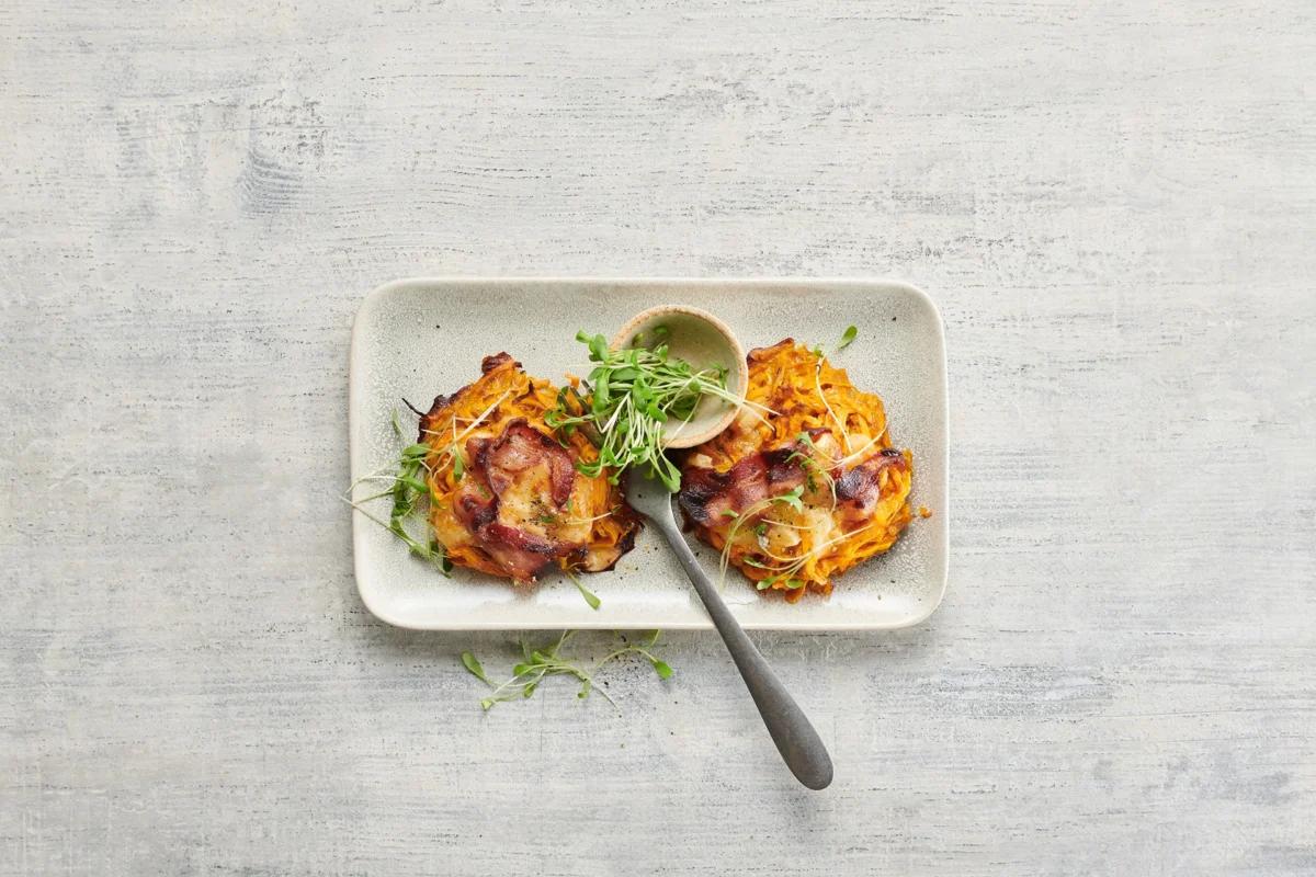 Süsskartoffelrösti, aus der Kategorie . Zubereitungsmethode Backen. Das fertige Gericht schön angerichtet und fotografiert aus Vogelperspektive (Food Fotografie). Serviervorschlag, Original Tiptopf Rezept, aus dem bekanntesten Kochbuch der Schweiz