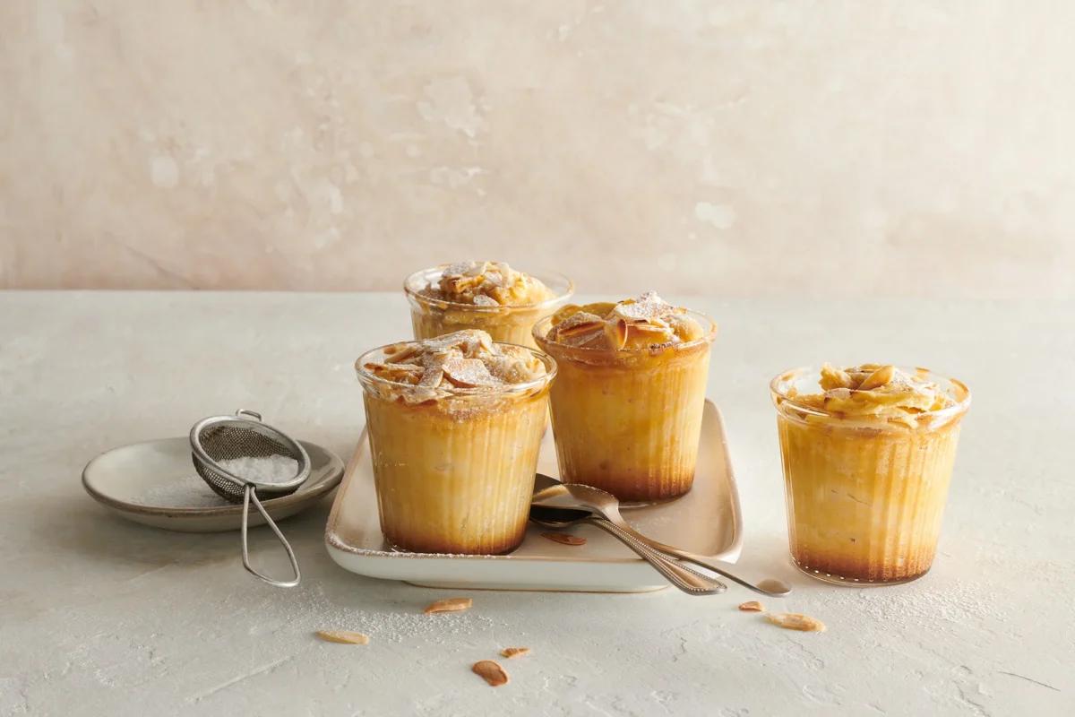 Fruchtige Apfelküchlein aus der Kategorie Gebäck süss. Zubereitungsmethode Backen. Das fertige Gericht schön angerichtet und fotografiert aus Vogelperspektive (Food Fotografie). Serviervorschlag, Original Tiptopf Rezept, aus dem bekanntesten Kochbuch der Schweiz