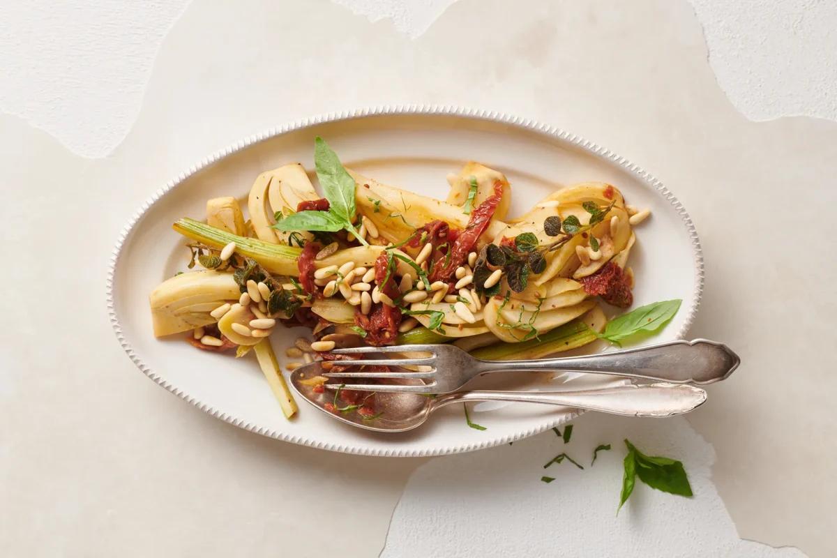 Fenchel italienische Art, aus der Kategorie . Zubereitungsmethode Dünsten. Das fertige Gericht schön angerichtet und fotografiert aus Vogelperspektive (Food Fotografie). Serviervorschlag, Original Tiptopf Rezept, aus dem bekanntesten Kochbuch der Schweiz
