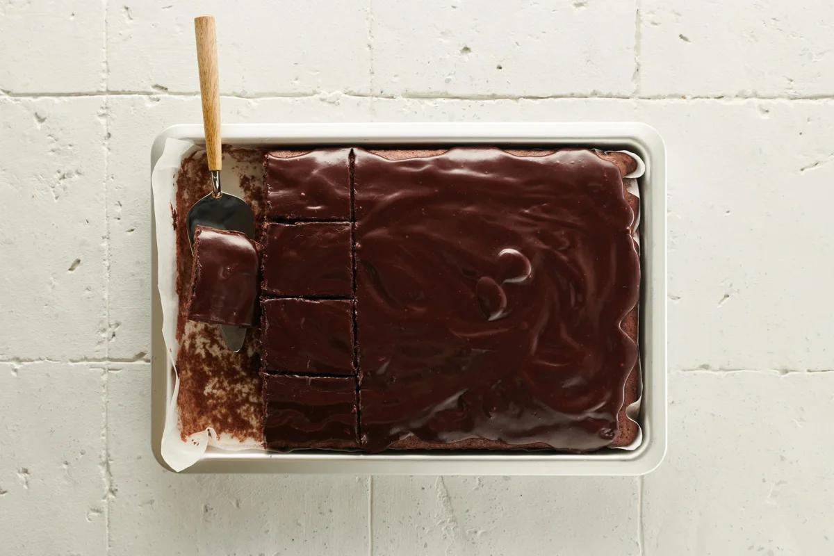 Schokoladenglasur aus der Kategorie Gebäck süss. Das fertige Gericht schön angerichtet und fotografiert aus Vogelperspektive (Food Fotografie). Serviervorschlag, Original Tiptopf Rezept, aus dem bekanntesten Kochbuch der Schweiz