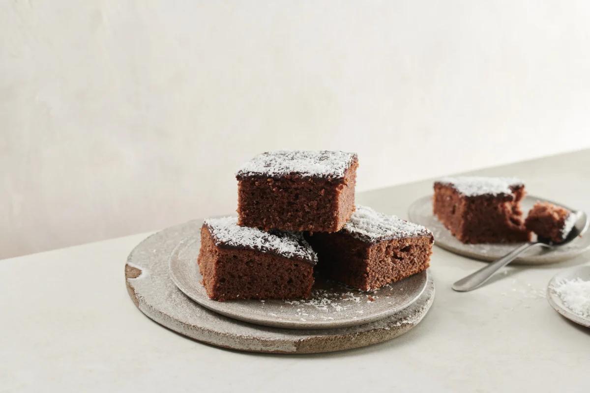 Schokoladenwürfel mit Kokos. Das fertige Gericht schön angerichtet und fotografiert aus Vogelperspektive (Food Fotografie). Serviervorschlag, Original Tiptopf Rezept, aus dem bekanntesten Kochbuch der Schweiz