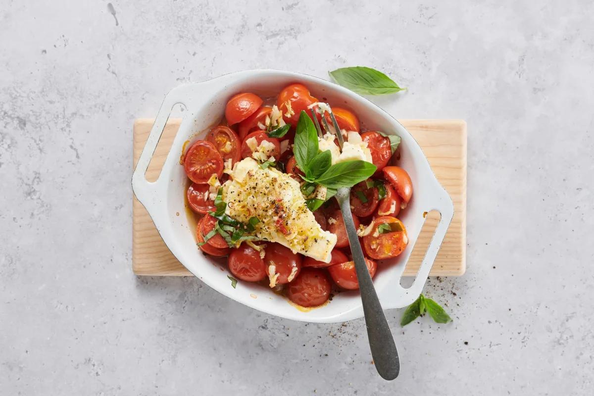 Feta-Tomaten-Sauce aus der Kategorie Getreide. Das fertige Gericht schön angerichtet und fotografiert aus Vogelperspektive (Food Fotografie). Serviervorschlag, Original Tiptopf Rezept, aus dem bekanntesten Kochbuch der Schweiz