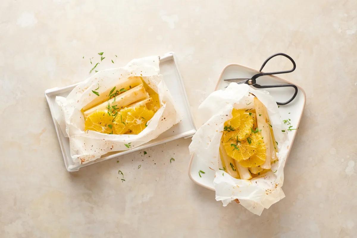 Schwarzwurzeln im Papier aus der Kategorie Gemüse. Das fertige Gericht schön angerichtet und fotografiert aus Vogelperspektive (Food Fotografie). Serviervorschlag, Original Tiptopf Rezept, aus dem bekanntesten Kochbuch der Schweiz