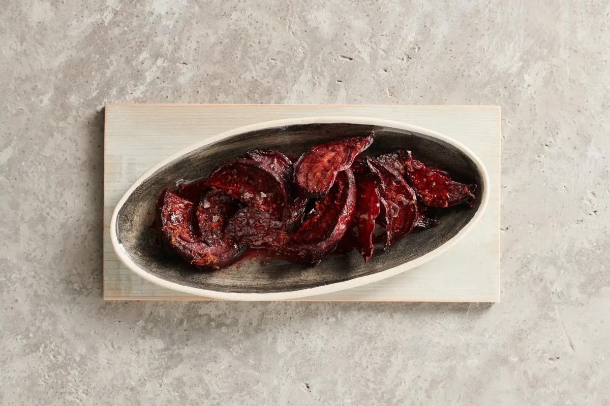 Randenschnitze aus dem Ofen, aus der Kategorie . Zubereitungsmethode Backen. Das fertige Gericht schön angerichtet und fotografiert aus Vogelperspektive (Food Fotografie). Serviervorschlag, Original Tiptopf Rezept, aus dem bekanntesten Kochbuch der Schweiz