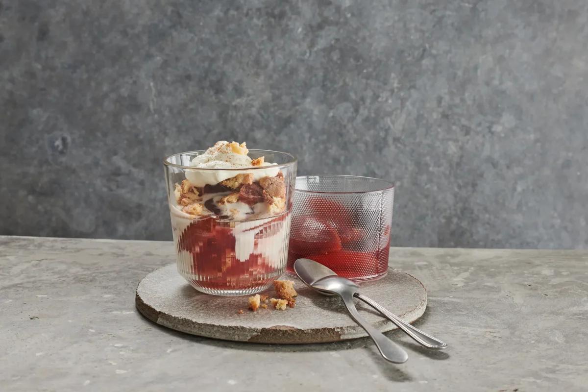 Zwetschgen-Schichtdessert. Das fertige Gericht schön angerichtet und fotografiert aus Vogelperspektive (Food Fotografie). Serviervorschlag, Original Tiptopf Rezept, aus dem bekanntesten Kochbuch der Schweiz