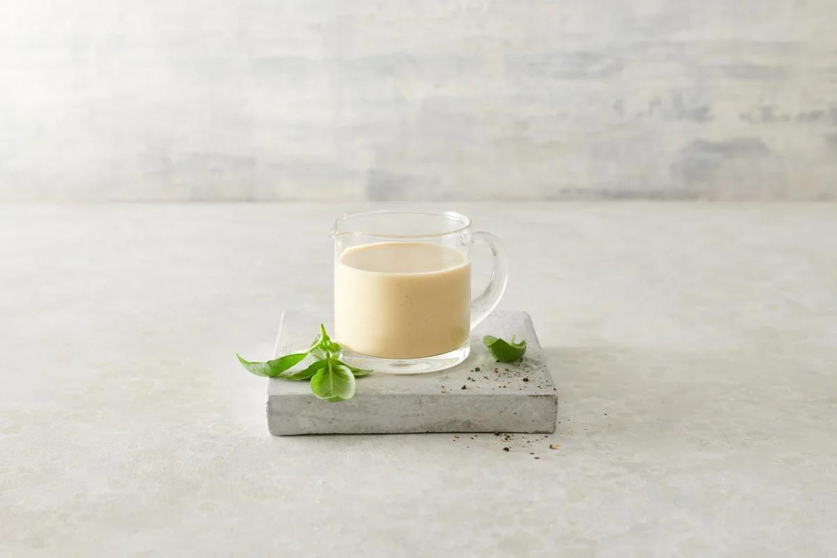 Liter-Salatsaucen, aus der Kategorie . Zubereitungsmethode keine. Das fertige Gericht schön angerichtet und fotografiert aus Vogelperspektive (Food Fotografie). Serviervorschlag, Original Tiptopf Rezept, aus dem bekanntesten Kochbuch der Schweiz
