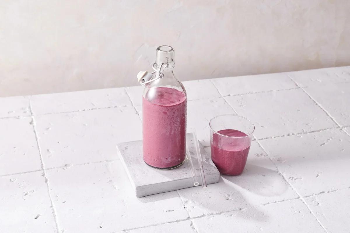Müesli-Smoothie aus der Kategorie Frühstück & Brunch. Das fertige Gericht schön angerichtet und fotografiert aus Vogelperspektive (Food Fotografie). Serviervorschlag, Original Tiptopf Rezept, aus dem bekanntesten Kochbuch der Schweiz