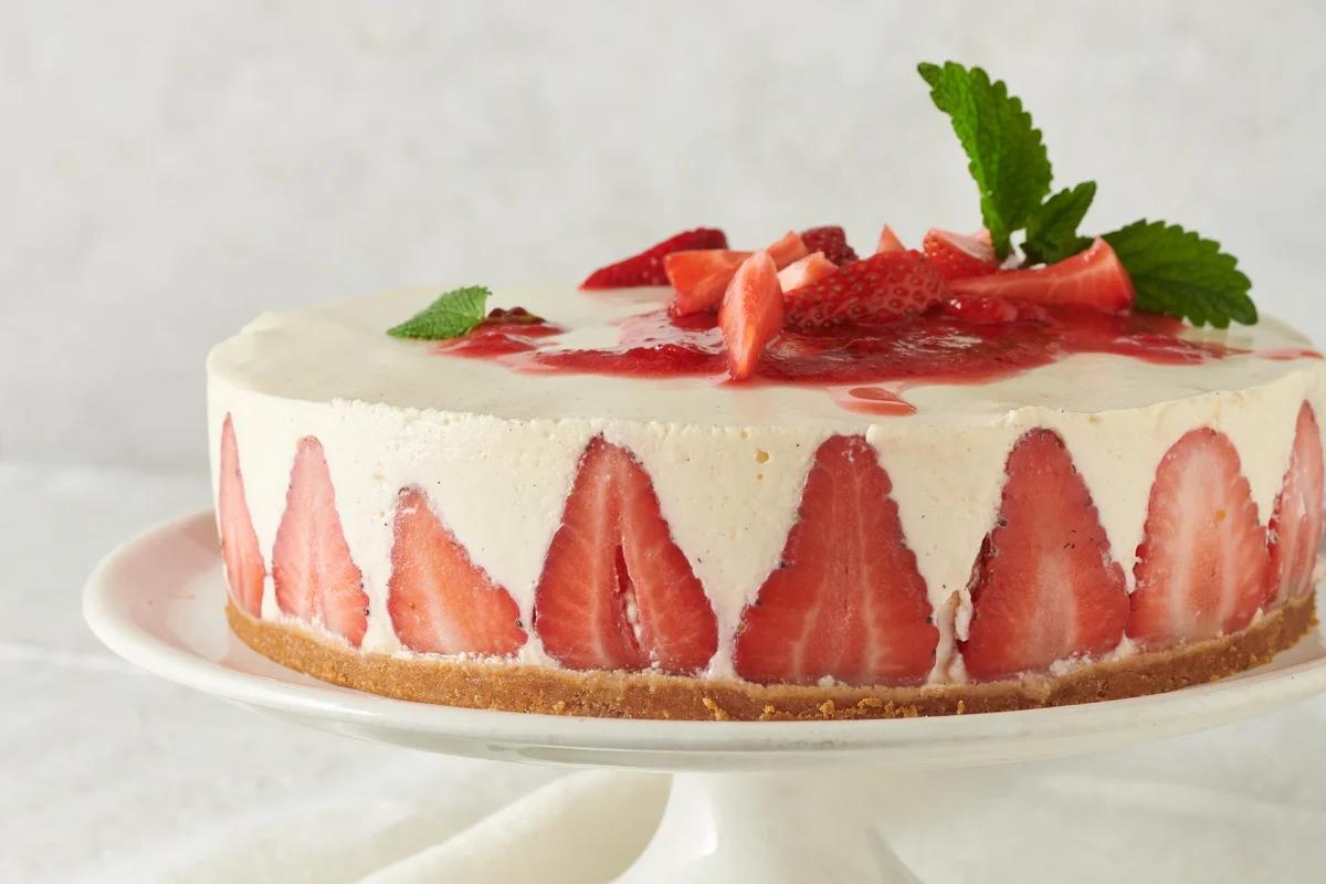 Quarktorte mit Erdbeeren aus der Kategorie Desserts. Das fertige Gericht schön angerichtet und fotografiert aus Vogelperspektive (Food Fotografie). Serviervorschlag, Original Tiptopf Rezept, aus dem bekanntesten Kochbuch der Schweiz