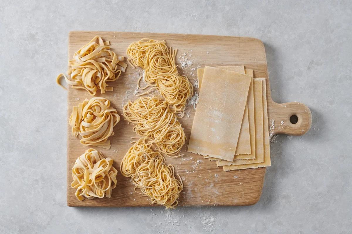 Selbst gemachte Teigwaren aus der Kategorie Getreide. Das fertige Gericht schön angerichtet und fotografiert aus Vogelperspektive (Food Fotografie). Serviervorschlag, Original Tiptopf Rezept, aus dem bekanntesten Kochbuch der Schweiz