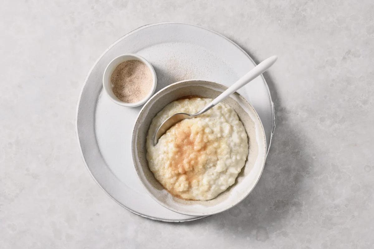 Milchreis, aus der Kategorie . Zubereitungsmethode Sieden. Das fertige Gericht schön angerichtet und fotografiert aus Vogelperspektive (Food Fotografie). Serviervorschlag, Original Tiptopf Rezept, aus dem bekanntesten Kochbuch der Schweiz