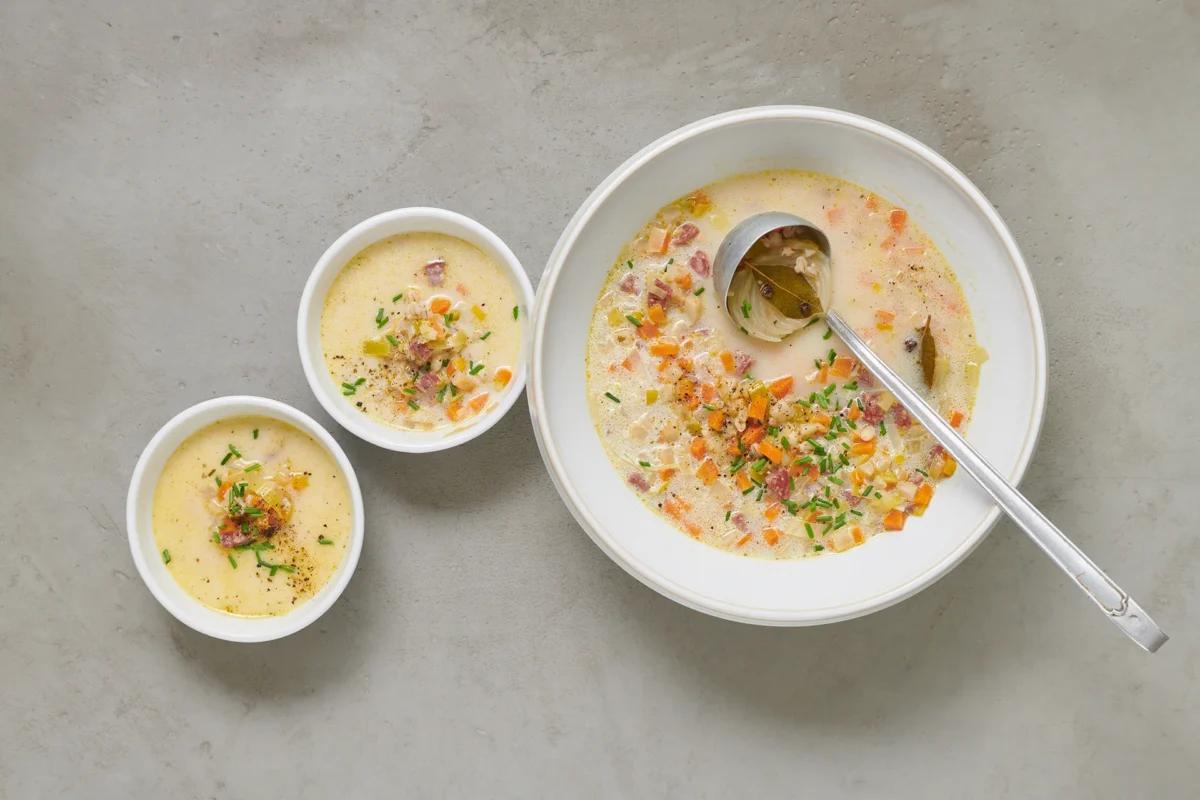 Bündner Gerstensuppe, aus der Kategorie . Zubereitungsmethode Dünsten. Das fertige Gericht schön angerichtet und fotografiert aus Vogelperspektive (Food Fotografie). Serviervorschlag, Original Tiptopf Rezept, aus dem bekanntesten Kochbuch der Schweiz