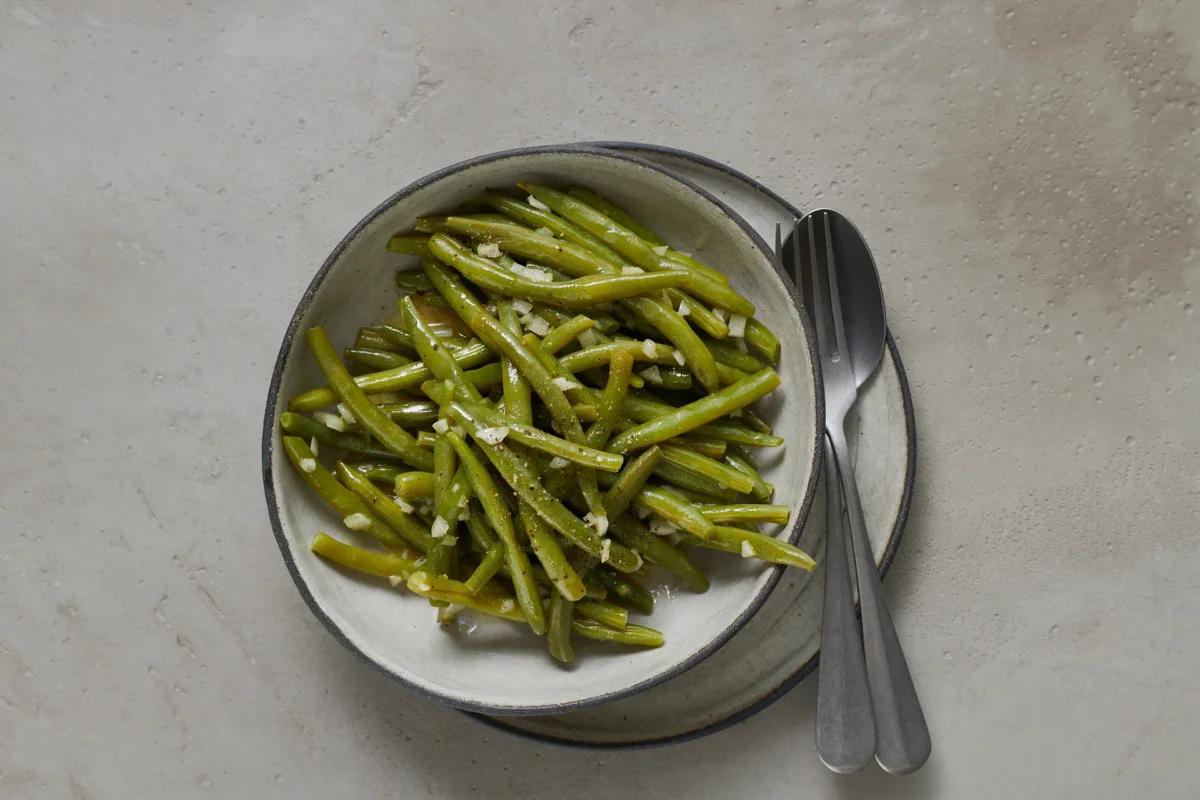 Bohnensalat aus der Kategorie Salate. Das fertige Gericht schön angerichtet und fotografiert aus Vogelperspektive (Food Fotografie). Serviervorschlag, Original Tiptopf Rezept, aus dem bekanntesten Kochbuch der Schweiz