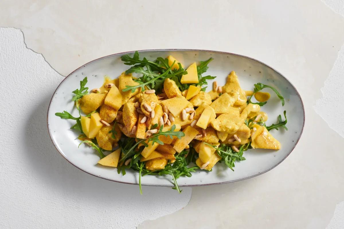 Pouletsalat, aus der Kategorie . Zubereitungsmethode Braten. Das fertige Gericht schön angerichtet und fotografiert aus Vogelperspektive (Food Fotografie). Serviervorschlag, Original Tiptopf Rezept, aus dem bekanntesten Kochbuch der Schweiz