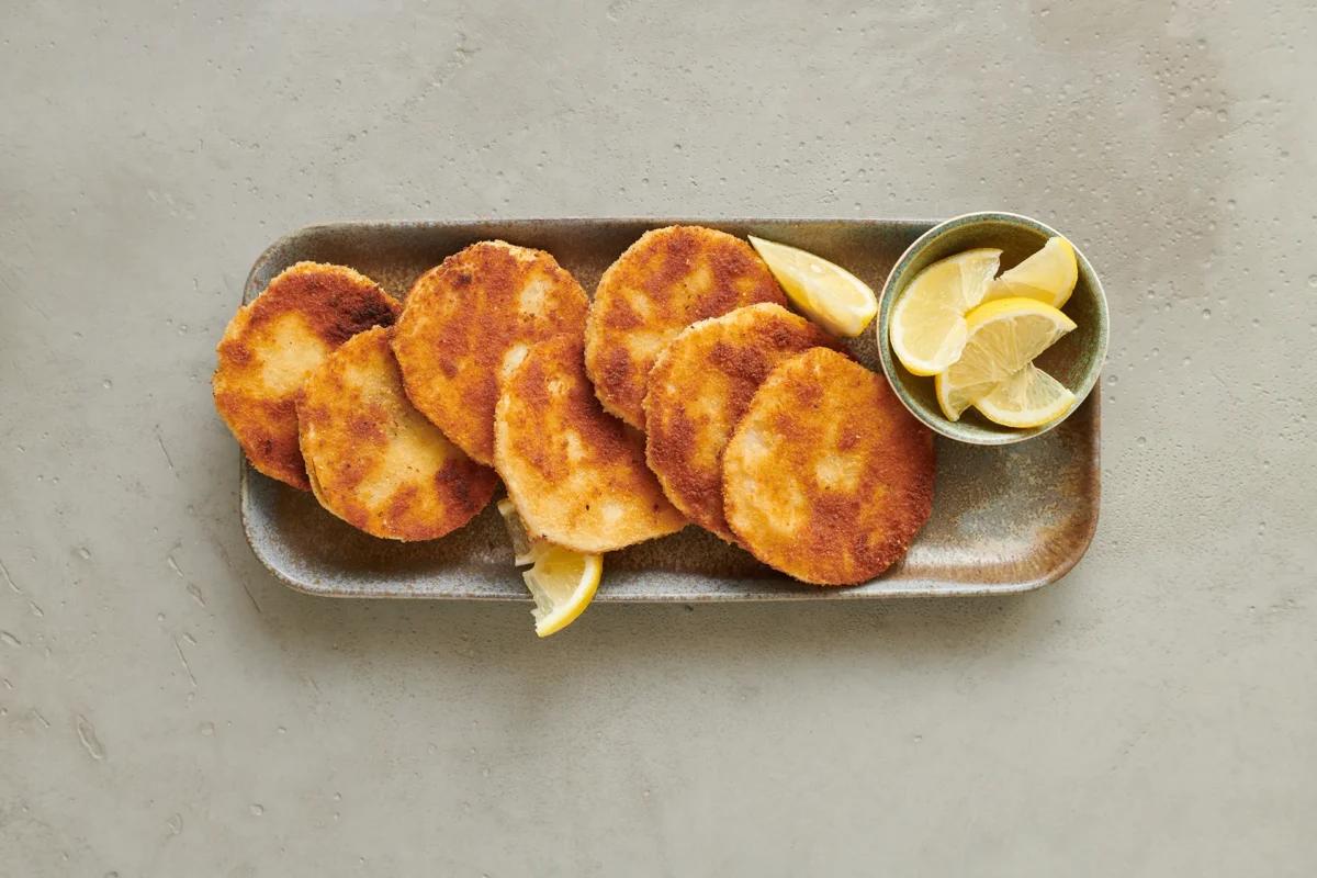 Panierte Selleriescheiben aus der Kategorie Gemüse. Das fertige Gericht schön angerichtet und fotografiert aus Vogelperspektive (Food Fotografie). Serviervorschlag, Original Tiptopf Rezept, aus dem bekanntesten Kochbuch der Schweiz