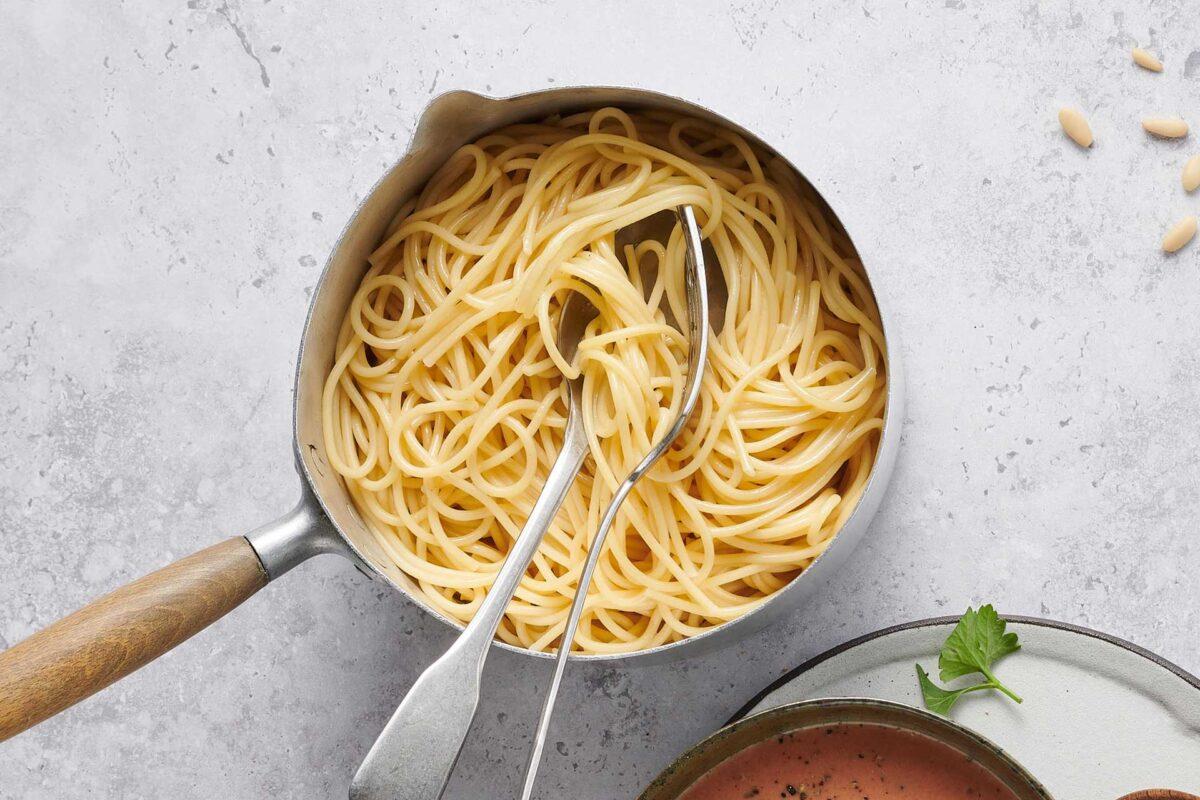 Spaghetti gekocht in Topf mit Schöpfbesteck