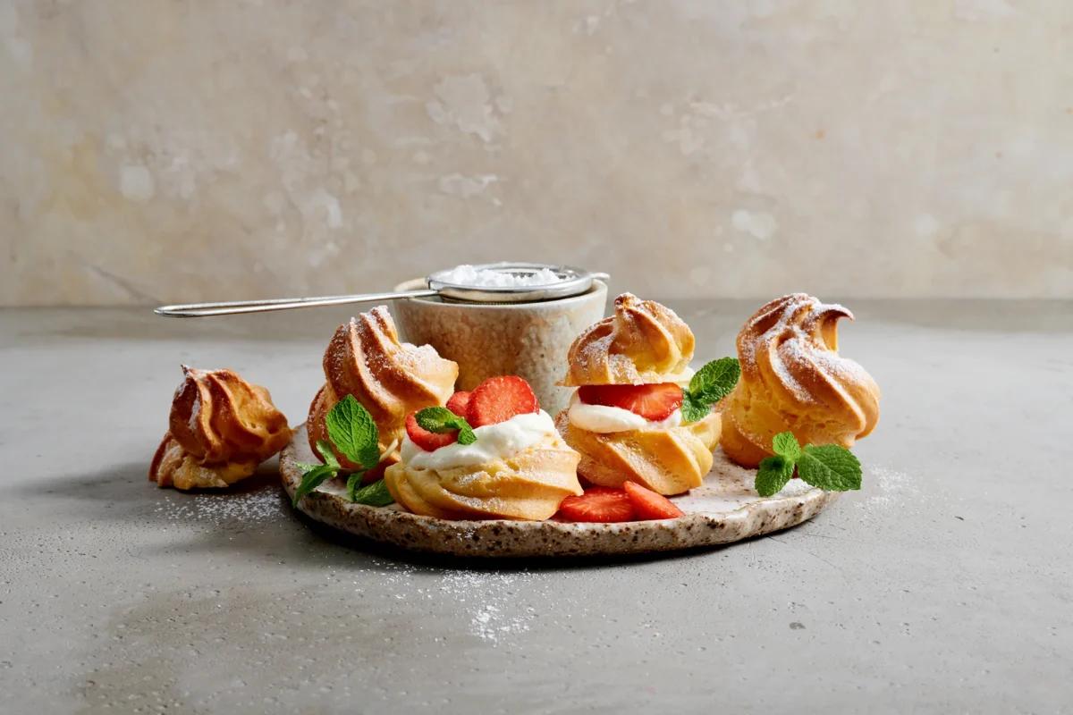 Ofenküchlein mit Beeren. Das fertige Gericht schön angerichtet und fotografiert aus Vogelperspektive (Food Fotografie). Serviervorschlag, Original Tiptopf Rezept, aus dem bekanntesten Kochbuch der Schweiz