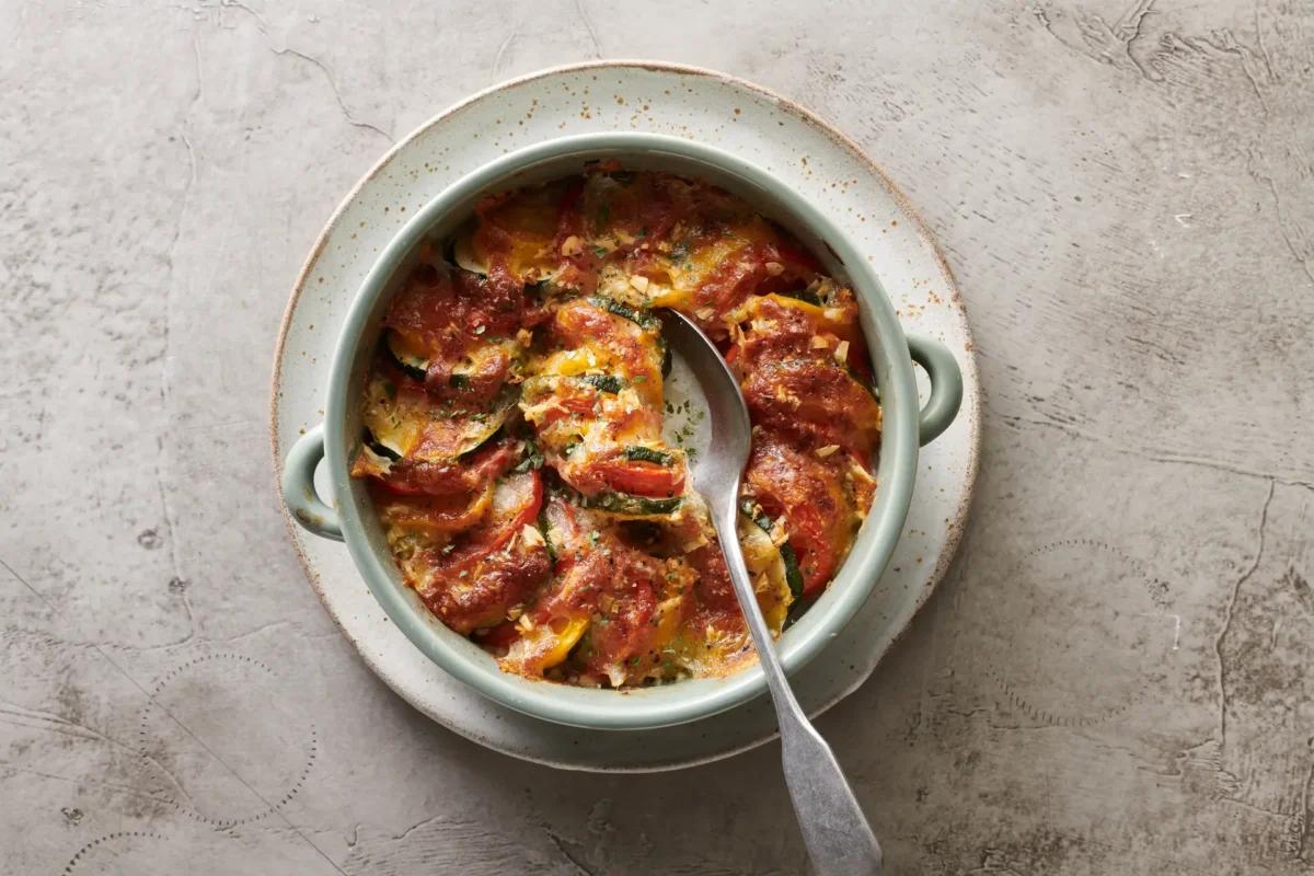 Mediterranes Ofengemüse aus der Kategorie Gemüse. Das fertige Gericht schön angerichtet und fotografiert aus Vogelperspektive (Food Fotografie). Serviervorschlag, Original Tiptopf Rezept, aus dem bekanntesten Kochbuch der Schweiz