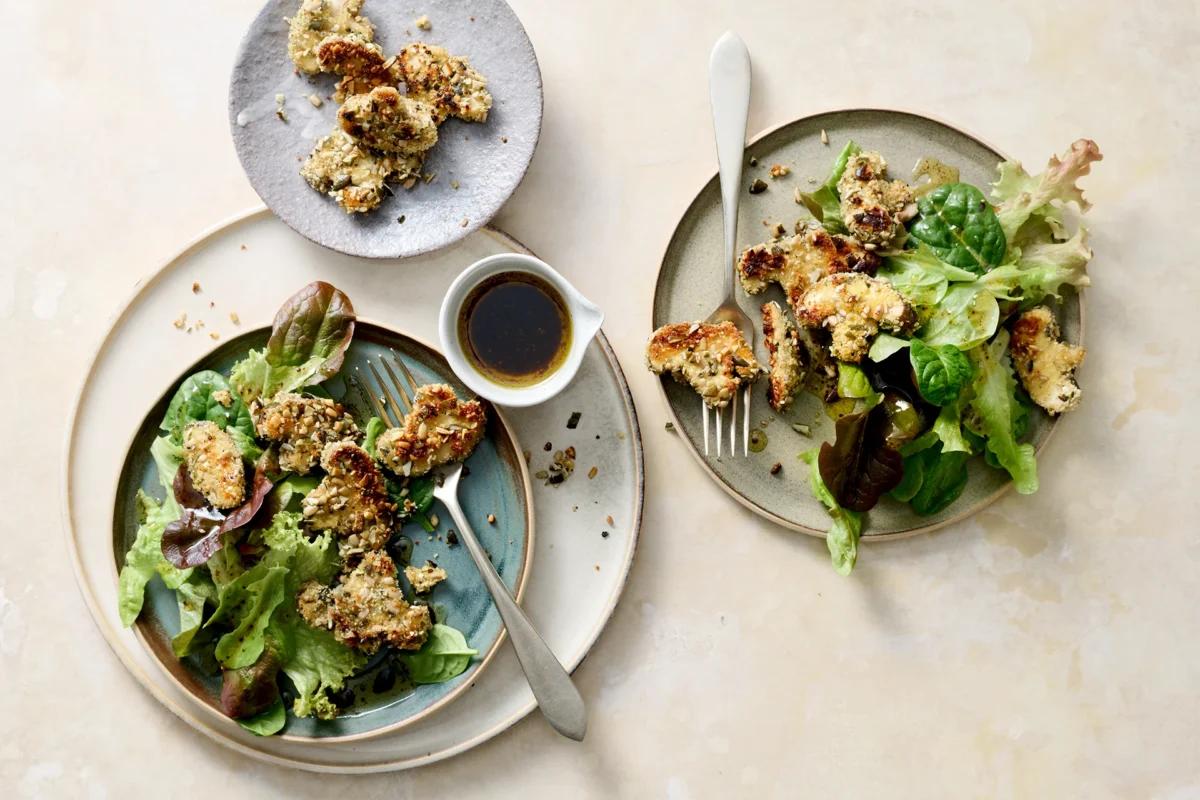 Blattsalat mit Kernenpilzen aus der Kategorie Salate. Das fertige Gericht schön angerichtet und fotografiert aus Vogelperspektive (Food Fotografie). Serviervorschlag, Original Tiptopf Rezept, aus dem bekanntesten Kochbuch der Schweiz