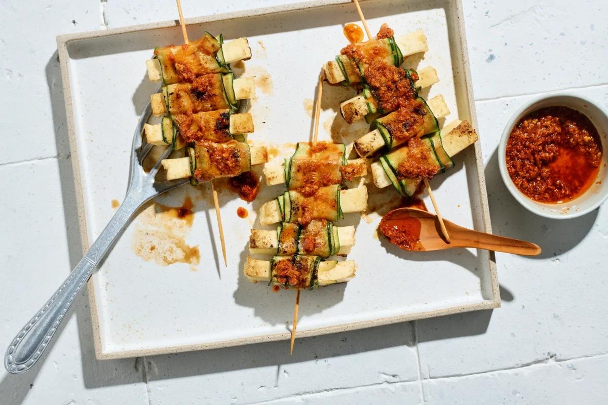 Spiesschen mit Paneer, aus der Kategorie . Zubereitungsmethode Braten. Das fertige Gericht schön angerichtet und fotografiert aus Vogelperspektive (Food Fotografie). Serviervorschlag, Original Tiptopf Rezept, aus dem bekanntesten Kochbuch der Schweiz