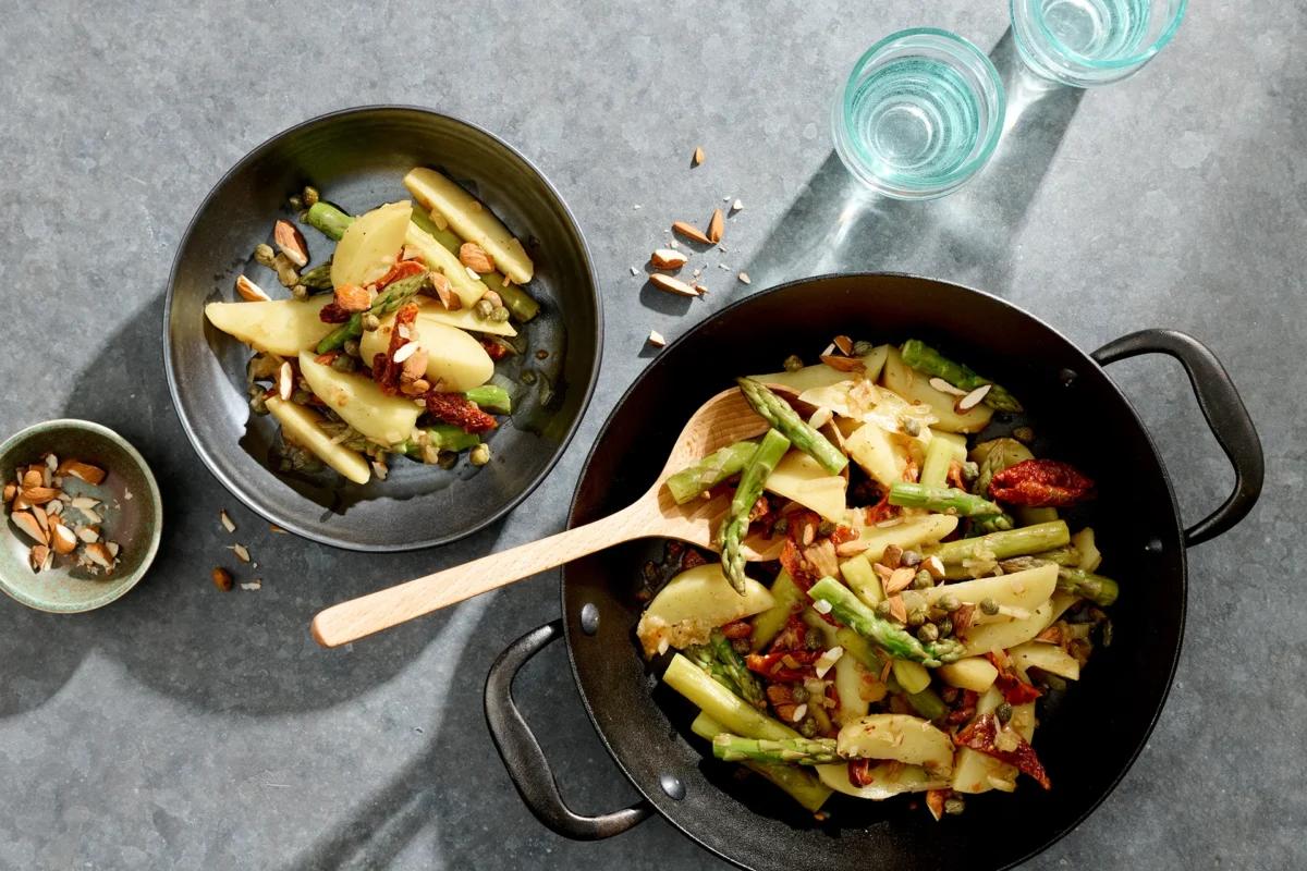 Kartoffelpfanne mit Spargeln, aus der Kategorie . Zubereitungsmethode Schmoren. Das fertige Gericht schön angerichtet und fotografiert aus Vogelperspektive (Food Fotografie). Serviervorschlag, Original Tiptopf Rezept, aus dem bekanntesten Kochbuch der Schweiz