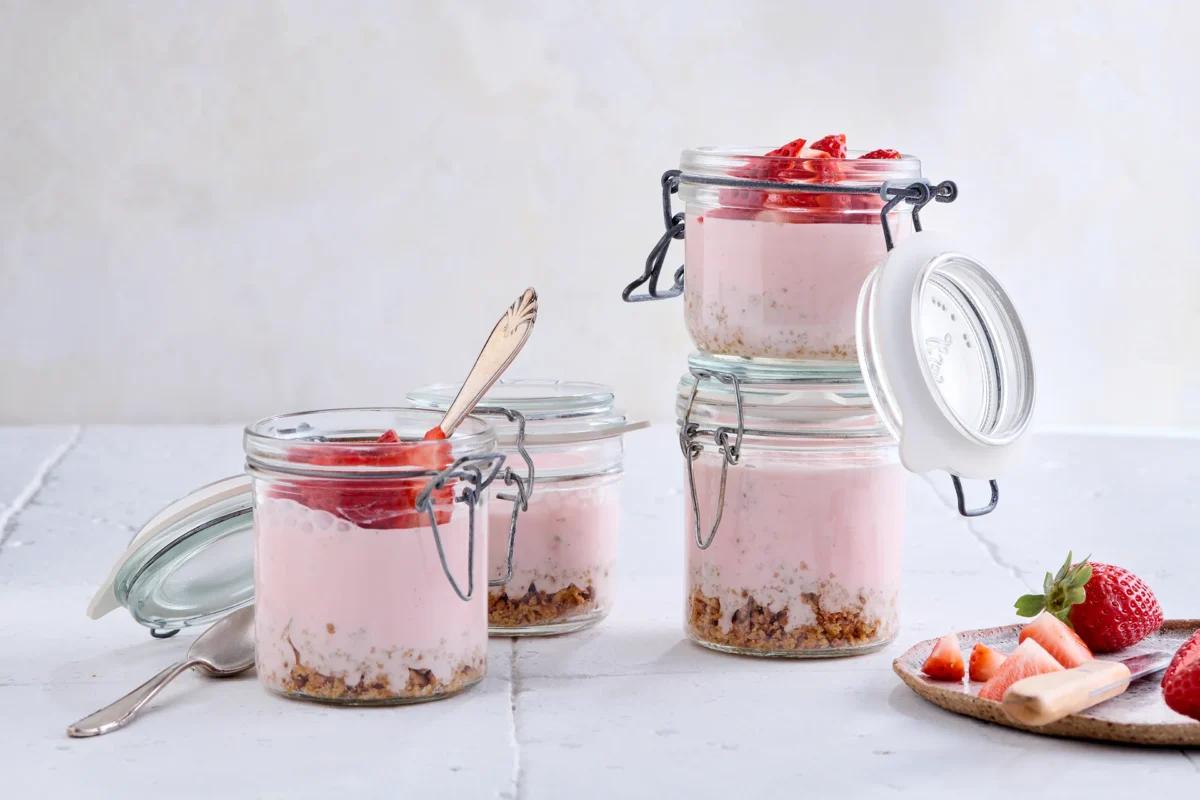 Erdbeer-Cheesecake im Glas, aus der Kategorie . Zubereitungsmethode Gelatine. Das fertige Gericht schön angerichtet und fotografiert aus Vogelperspektive (Food Fotografie). Serviervorschlag, Original Tiptopf Rezept, aus dem bekanntesten Kochbuch der Schweiz