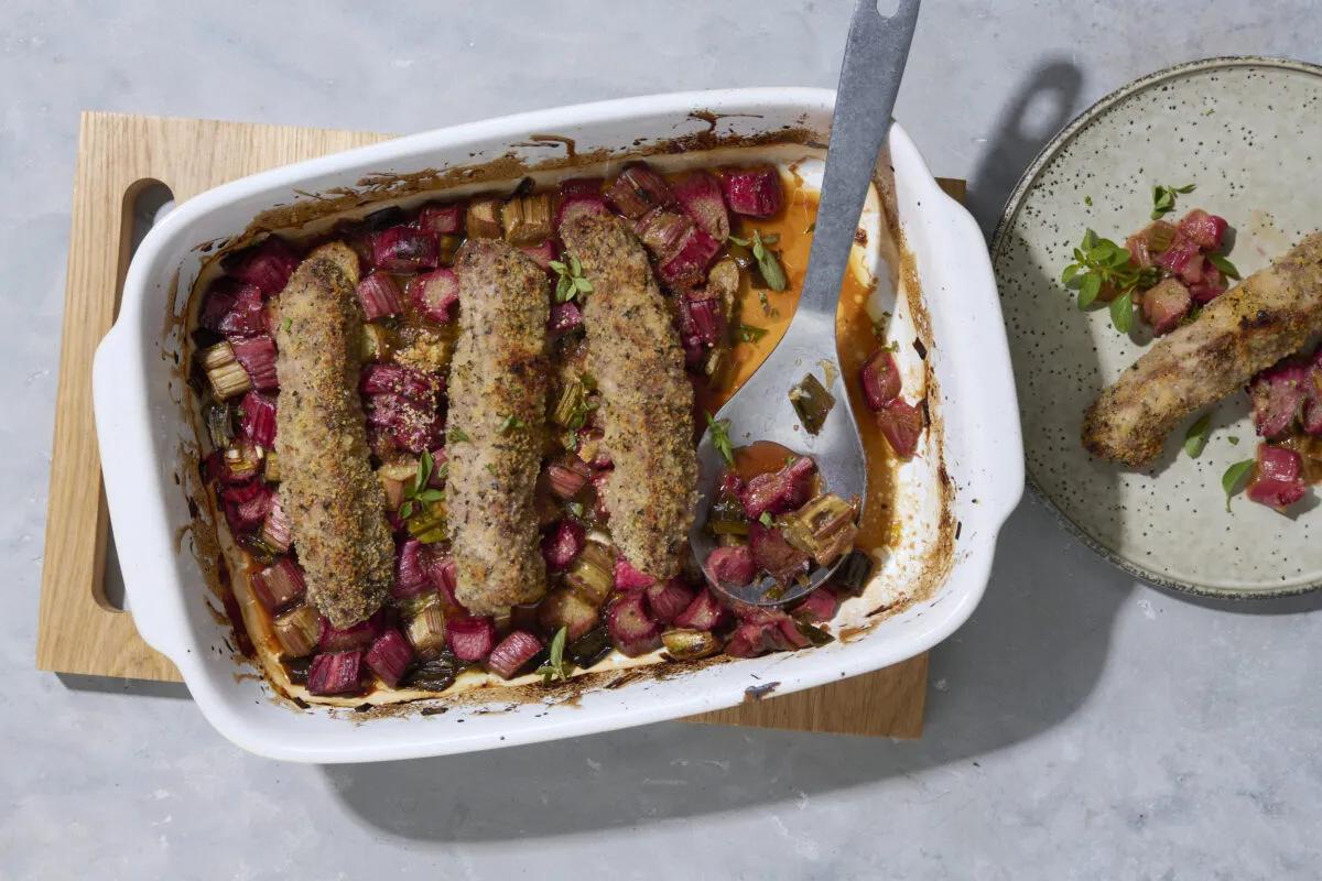 Kräuterlamm mit Rhabarber aus der Kategorie Fleisch & Fisch. Das fertige Gericht schön angerichtet und fotografiert aus Vogelperspektive (Food Fotografie). Serviervorschlag, Original Tiptopf Rezept, aus dem bekanntesten Kochbuch der Schweiz