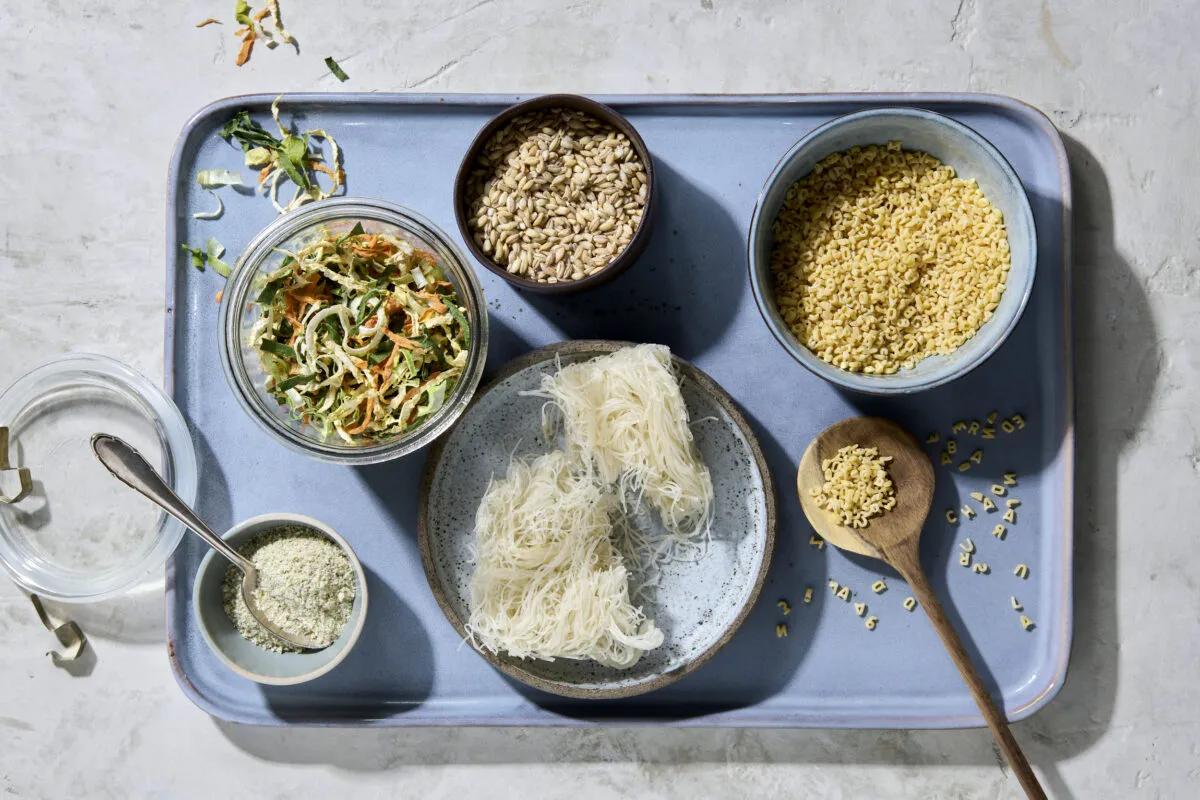 Trockensuppen im Glas, aus der Kategorie . Zubereitungsmethode Backen. Das fertige Gericht schön angerichtet und fotografiert aus Vogelperspektive (Food Fotografie). Serviervorschlag, Original Tiptopf Rezept, aus dem bekanntesten Kochbuch der Schweiz