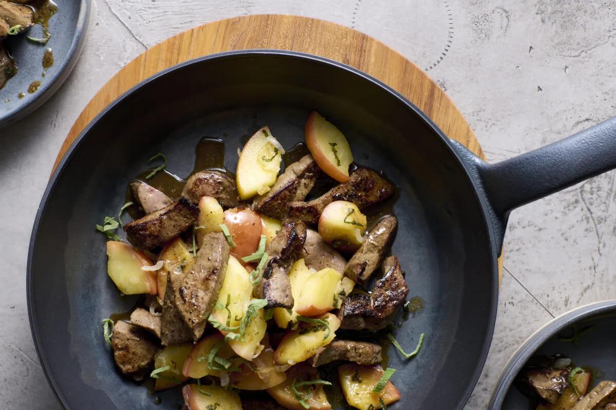 Kalbsleber mit Äpfeln, aus der Kategorie . Zubereitungsmethode Braten. Das fertige Gericht schön angerichtet und fotografiert aus Vogelperspektive (Food Fotografie). Serviervorschlag, Original Tiptopf Rezept, aus dem bekanntesten Kochbuch der Schweiz