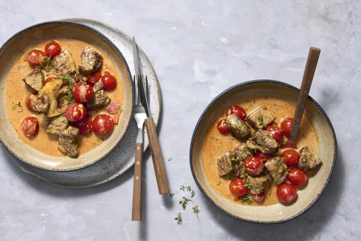 Sommervoressen aus der Kategorie Fleisch & Fisch. Das fertige Gericht schön angerichtet und fotografiert aus Vogelperspektive (Food Fotografie). Serviervorschlag, Original Tiptopf Rezept, aus dem bekanntesten Kochbuch der Schweiz