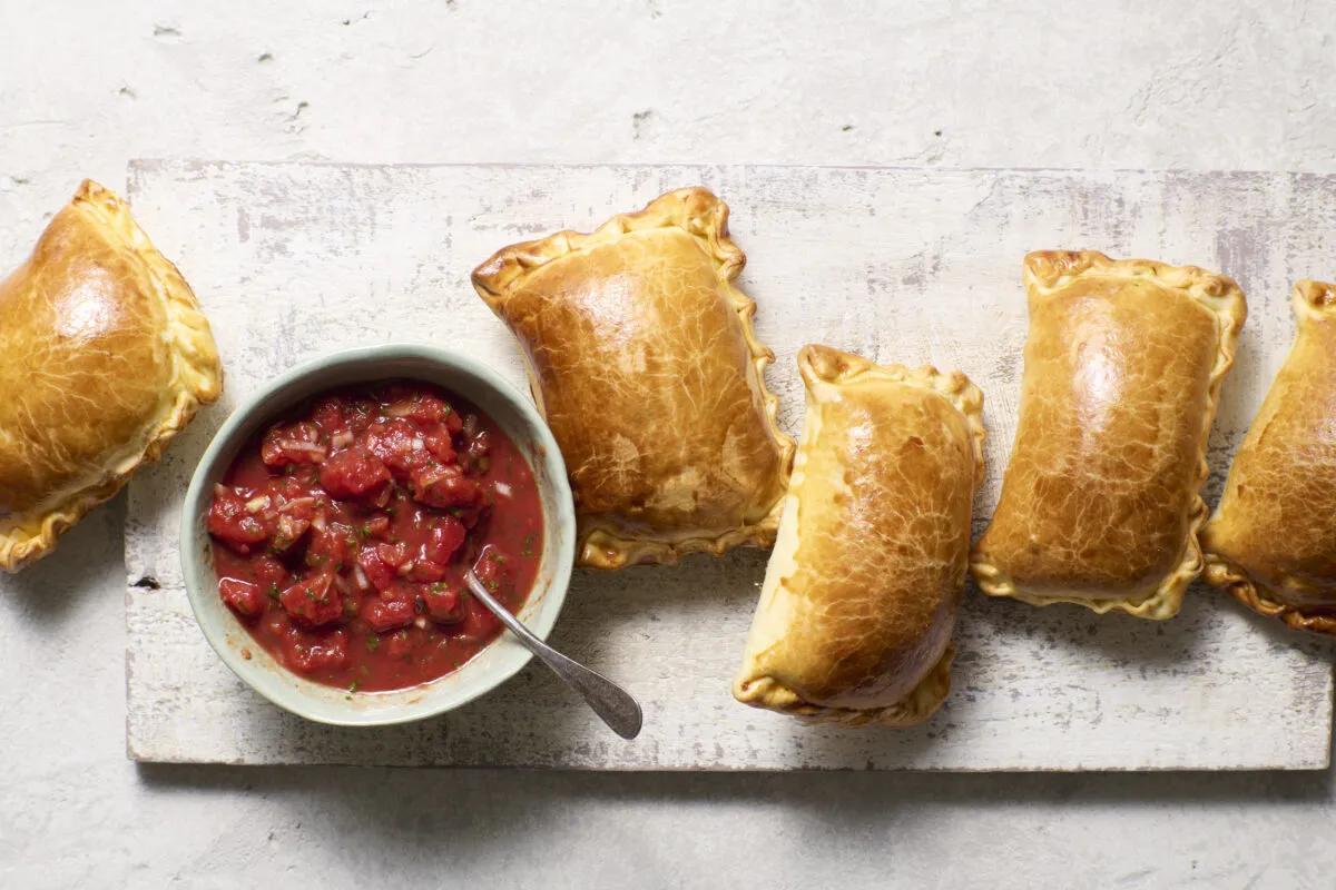 Empanadas, aus der Kategorie . Zubereitungsmethode Backen. Das fertige Gericht schön angerichtet und fotografiert aus Vogelperspektive (Food Fotografie). Serviervorschlag, Original Tiptopf Rezept, aus dem bekanntesten Kochbuch der Schweiz