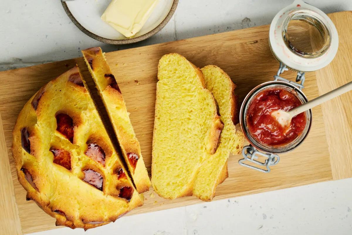 Safranbrot, aus der Kategorie . Zubereitungsmethode Backen. Das fertige Gericht schön angerichtet und fotografiert aus Vogelperspektive (Food Fotografie). Serviervorschlag, Original Tiptopf Rezept, aus dem bekanntesten Kochbuch der Schweiz